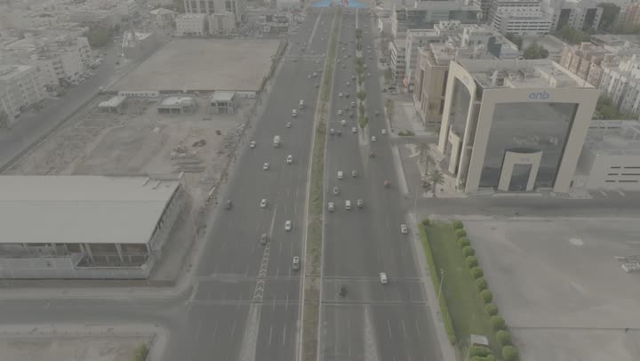 معالم وأماكن السياحة الترفيهية في المدينة الساحلية، التنزه والرحلات السياحية في مارينا جدة، تصوير درون لنادي اليخوت على ساحل البحر الأحمر في وقت النهار, الواجهة البحرية لمدينة جدة في المملكة العربية السعودية