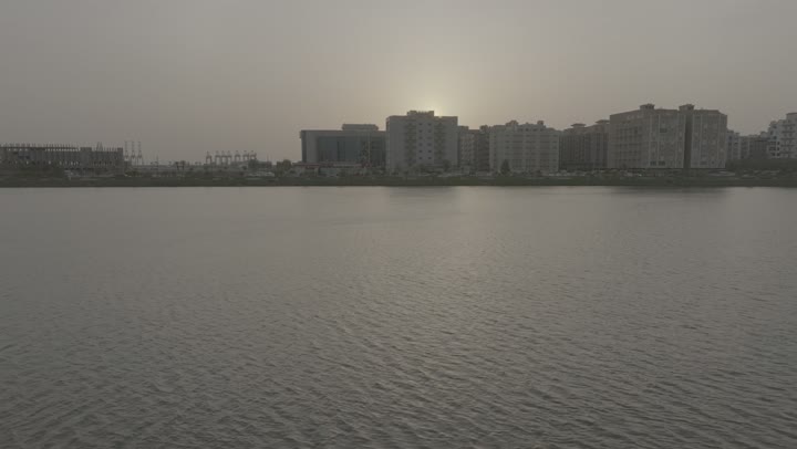 معالم وأماكن السياحة الترفيهية في المدينة الساحلية، التنزه والرحلات السياحية في مارينا جدة، تصوير درون لنادي اليخوت على ساحل البحر الأحمر في وقت النهار, الواجهة البحرية لمدينة جدة في المملكة العربية السعودية