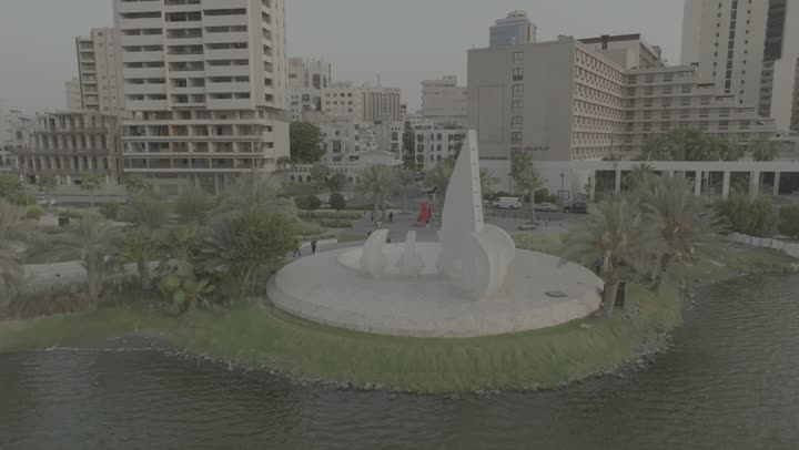 التنزه والرحلات السياحية في مارينا جدة، تصوير درون لنادي اليخوت على ساحل البحر الأحمر في وقت النهار, معالم وأماكن السياحة الترفيهية في المدينة الساحلية، الواجهة البحرية لمدينة جدة في المملكة العربية السعودية