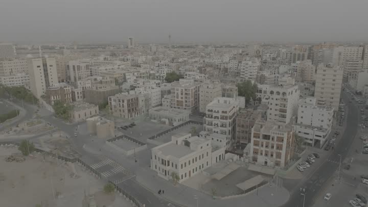 معالم وأماكن السياحة الترفيهية في المدينة الساحلية، التنزه والرحلات السياحية في مارينا جدة، تصوير درون لنادي اليخوت على ساحل البحر الأحمر في وقت النهار, الواجهة البحرية لمدينة جدة في المملكة العربية السعودية