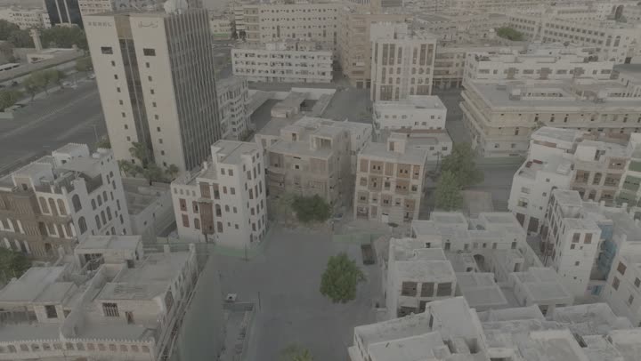 التنزه والرحلات السياحية في مارينا جدة، تصوير درون لنادي اليخوت على ساحل البحر الأحمر في وقت النهار, معالم وأماكن السياحة الترفيهية في المدينة الساحلية، الواجهة البحرية لمدينة جدة في المملكة العربية السعودية