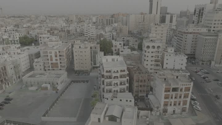 معالم وأماكن السياحة الترفيهية في المدينة الساحلية، التنزه والرحلات السياحية في مارينا جدة، تصوير درون لنادي اليخوت على ساحل البحر الأحمر في وقت النهار, الواجهة البحرية لمدينة جدة في المملكة العربية السعودية