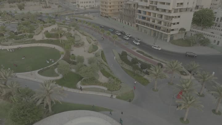 معالم وأماكن السياحة الترفيهية في المدينة الساحلية، التنزه والرحلات السياحية في مارينا جدة، تصوير درون لنادي اليخوت على ساحل البحر الأحمر في وقت النهار, الواجهة البحرية لمدينة جدة في المملكة العربية السعودية