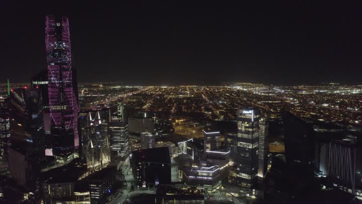 تحقيق النهضة الاقتصادية والتجارية، نمط الحياة في العاصمة، النمو والتطور العمراني في السعودية، تصوير درون للمنشآت والأبراج المالية في مدينة الرياض المضاءة في وقت الليل، الفن الهندسي المعماري للمباني وناطحات السحاب المشهورة في المملكة