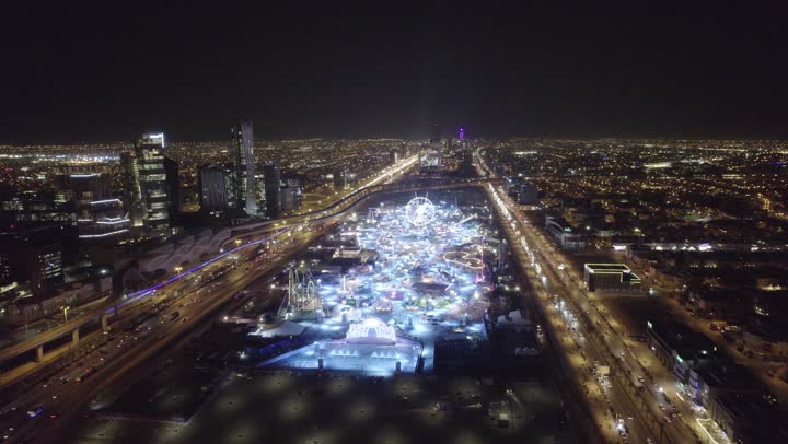 الازدحام السكاني في العاصمة، تصوير درون لملاهي ونتر لاند المضاءة في وقت الليل في الرياض بالمملكة ، اماكن سياحية في السعودية ، فعاليات موسم الرياض ، التسليه والمتعة والترفيه ، الأبراج وناطحات السحاب