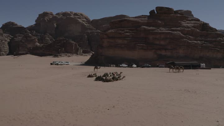 كشتة بر وتخييم شبابية، الاهتمام في تربية الجمال و الإبل، تصوير درون لرحلات السفاري على الجمل في وسط صحراء المملكة، الكثبان الرملية و المناطق الصحراوية، مفهوم رعاية المواشي والثدييات، المناظر الطبيعية في الصحاري، التشكيلات الجبلية والصخرية