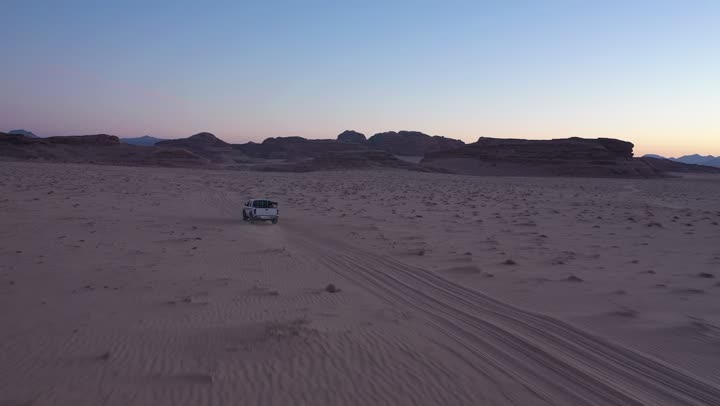 استخدام المركبات الحديثة في التنقلات البرية السريعة, قيادة السيارة في الطرق الوعرة والكثبان الرملية, السفر عبر الصحاري في المملكة العربية السعودية, وسائل النقل والمواصلات, الطبيعة الصحراوية والبيئة الجافة, تصوير درون لمغامرات ورحلات سفاري في صحراء العلا