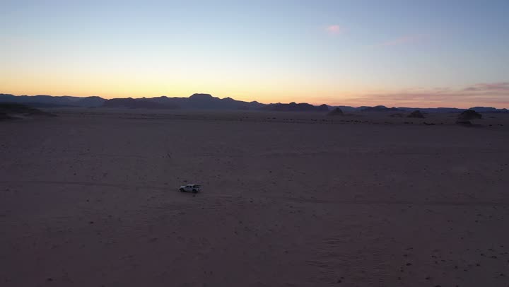 استخدام المركبات الحديثة في التنقلات البرية السريعة, قيادة السيارة في الطرق الوعرة والكثبان الرملية, السفر عبر الصحاري في المملكة العربية السعودية, وسائل النقل والمواصلات, الطبيعة الصحراوية والبيئة الجافة, تصوير درون لمغامرات ورحلات سفاري في صحراء العلا