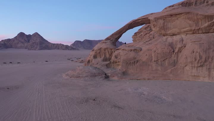 قيادة السيارة في الطرق الوعرة والكثبان الرملية, السفر عبر الصحاري في المملكة العربية السعودية, وسائل النقل والمواصلات, استخدام المركبات الحديثة في التنقلات البرية السريعة, الطبيعة الصحراوية والبيئة الجافة, تصوير درون لمغامرات ورحلات سفاري في صحراء العلا