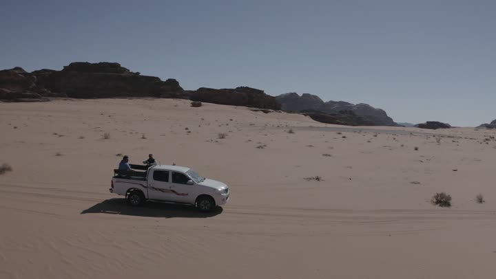 قيادة السيارة في الطرق الوعرة والكثبان الرملية, السفر عبر الصحاري في المملكة العربية السعودية, وسائل النقل والمواصلات, استخدام المركبات الحديثة في التنقلات البرية السريعة, الطبيعة الصحراوية والبيئة الجافة, تصوير درون لمغامرات ورحلات سفاري في صحراء العلا