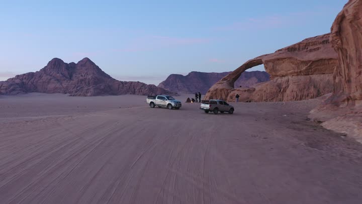 أماكن و معالم تاريخية أثرية سياحية، الطبيعة الصحراوية والجبلية، التكوينات الصخرية الطبيعية في مدائن صالح بمحافظة العلا في المملكة العربية السعودية، تصوير درون للجبال والتشكيلات الصخرية في محافظة العلا