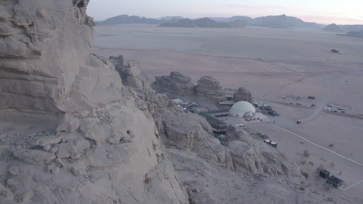 التكوينات الصخرية الطبيعية في مدائن صالح بمحافظة العلا في المملكة العربية السعودية، الطبيعة الصحراوية والجبلية، تصوير درون للجبال والتشكيلات الصخرية في محافظة العلا، أماكن و معالم تاريخية أثرية سياحية