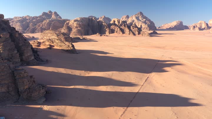 أماكن و معالم تاريخية أثرية سياحية، الطبيعة الصحراوية والجبلية، التكوينات الصخرية الطبيعية في مدائن صالح بمحافظة العلا في المملكة العربية السعودية، تصوير درون للجبال والتشكيلات الصخرية في محافظة العلا