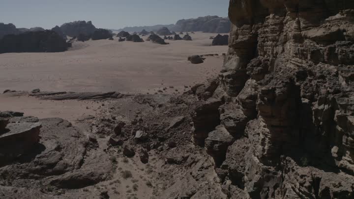 التكوينات الصخرية الطبيعية في مدائن صالح بمحافظة العلا في المملكة العربية السعودية، الطبيعة الصحراوية والجبلية، تصوير درون للجبال والتشكيلات الصخرية في محافظة العلا، أماكن و معالم تاريخية أثرية سياحية