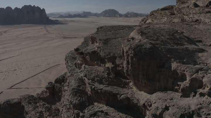 معالم تاريخية أثرية سياحية، الطبيعة الصحراوية والجبلية، التكوينات الصخرية الطبيعية في مدائن صالح بمحافظة العلا في المملكة العربية السعودية، تصوير درون للجبال والتشكيلات الصخرية في محافظة العلا