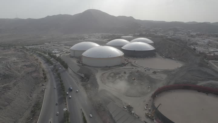 توفير وتأمين مياه الشرب للمواطنين،درون جوية لخزانات مياه البحر، تصوير علوي عامودي لصهاريج وخزانات المياه، وايتات الماء في المملكة العربية السعودية، تحلية مياه الشرب، لقطة جوية للجبال والأودية في مدينة الطائف