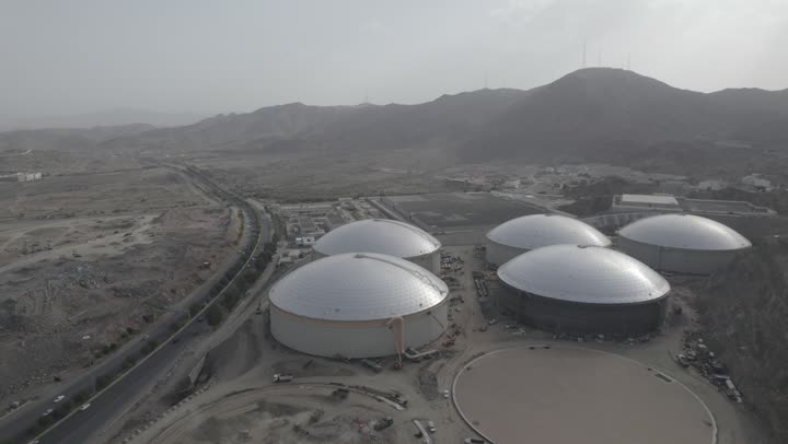 تحلية مياه الشرب، توفير وتأمين مياه الشرب للمواطنين،درون جوية لخزانات مياه البحر، تصوير علوي عامودي لصهاريج وخزانات المياه، وايتات الماء في المملكة العربية السعودية، لقطة جوية للجبال والأودية في مدينة الطائف