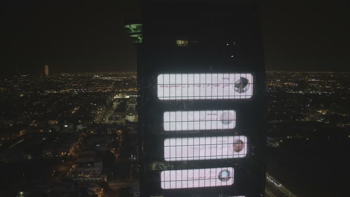 برج الشاشة في مدينة جدة، أكبر شاشة عرض إعلانات في العالم، تطوير أحياء وطرقات البلاد، حركة مرور السيارات في الشوارع في وقت الليل، النمو والتقدم العمراني في السعودية، الفن الهندسي المعماري للأبراج والمباني، شاشات الكترونية رقمية متطورة