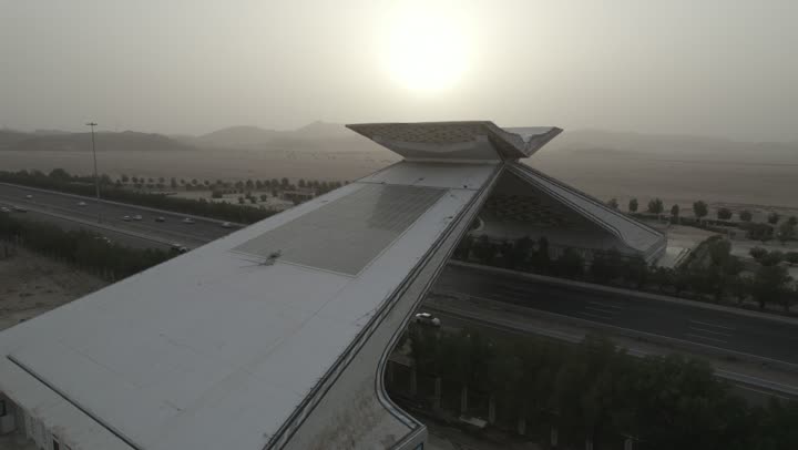 أماكن دينية مقدسة,  التصميم الفني الهندسي المعماري للمنشآت والمجسمات الاسلامية في مكة المكرمة, أبرز المعالم المشهورة في المملكة في وقت النهار, تصوير درون جوي لمجسم بوابة القرآن في مكة المكرمة على شكل المصحف الشريف, الطرقات المهيئة والمجهزة في المدن السعودية