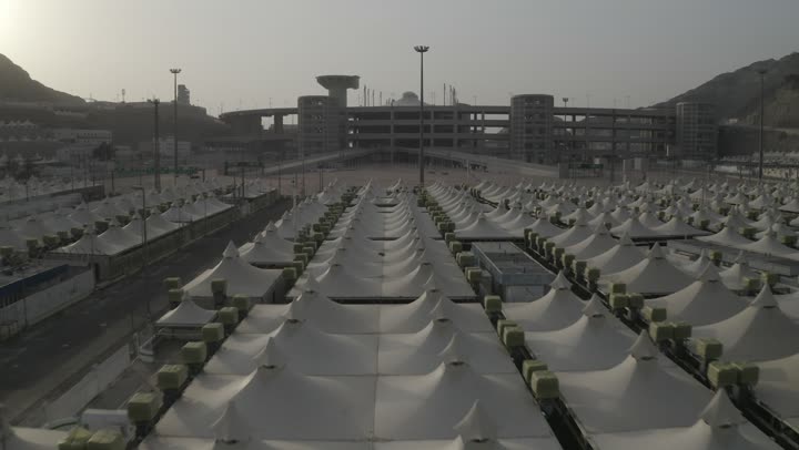 مشاعر مقدسة داخل مكة المكرمة، وفود الحجاج إلى مشعر منى ، اتمام اداء مناسك الحج، المبيت في المشاعر الحرام في النهار، مكان اسلامي ديني مقدس في المملكة العربية السعودية، مسير الحجاج الى الخيام في مشعر منى في مدينة مكة المكرمة