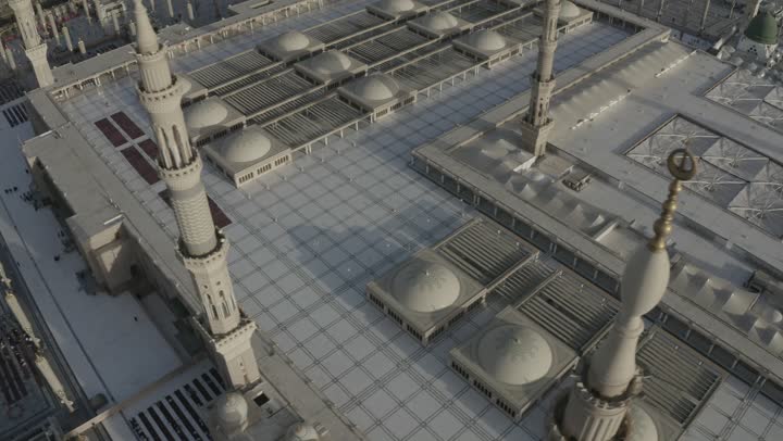 تصوير درون للمسجد النبوي الشريف في المدينة المنورة بالمملكة العربية السعودية، تجمع المسلمون في ساحات المسجد النبوي، الحرم النبوي الشريف، مظلات الكرتونية كبيرة، أماكن إسلامية مقدسة، معالم وأماكن دينية مقدسة في السعودية، آداء الصلوات في الحرم المدني