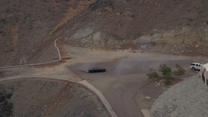 حركة عجلات السياره ، مغامرات سفاري على الكثبان الرملية، تصوير درون لقيادة سيارة الدودج وسط الصحراء، أنشطة صحراوية ممتعة، مغامرة شيقة على الرمال الذهبية الناعمة في صحاري المملكة العربية السعودية، الاستمتاع بممارسة الهوايات المفضلة