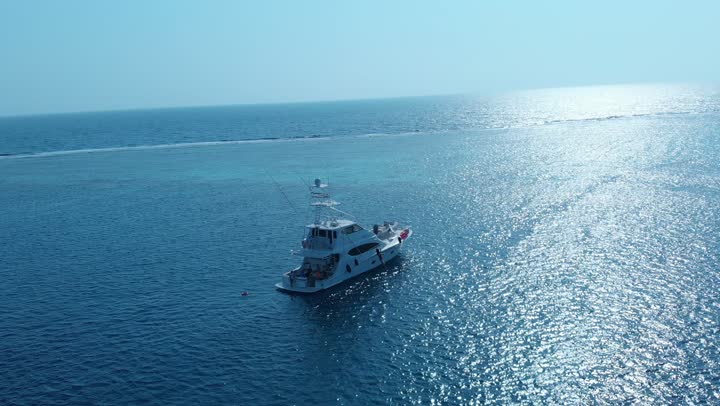 مناطق سياحية مشهورة، الأمواج المتلاطمة في عرض مياه البحر الأحمر في المملكة العربية السعودية، الاستمتاع على الشواطئ الساحلية، الأمواج البحرية الهادئة، الأماكن والمعالم السياحية الساحلية المشهورة، تصوير درون جوي لحركة السفن وسط البحر الأحمر، المناظر الطبيعية المتميزة