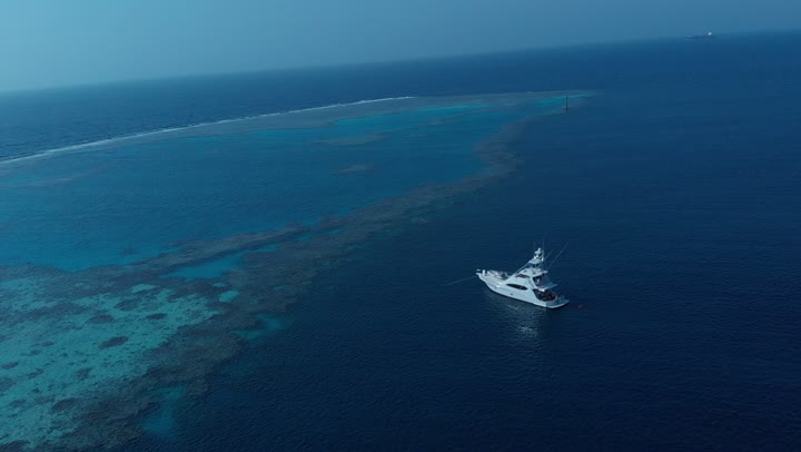 الأمواج المتلاطمة في عرض مياه البحر الأحمر في المملكة العربية السعودية، مناطق سياحية مشهورة، الاستمتاع على الشواطئ الساحلية، الأمواج البحرية الهادئة، الأماكن والمعالم السياحية الساحلية المشهورة، تصوير درون جوي لحركة السفن وسط البحر الأحمر، المناظر الطبيعية المتميزة