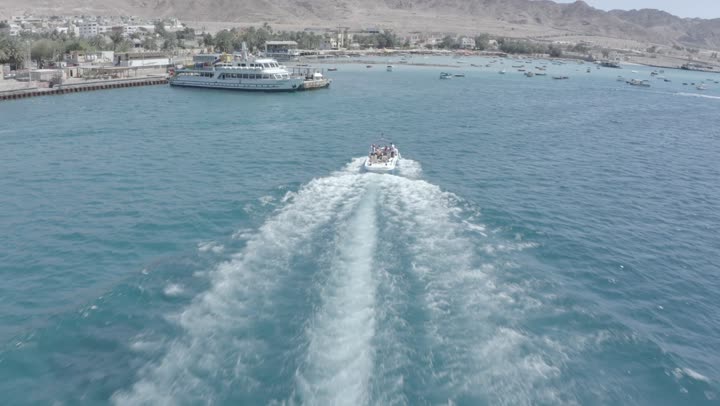 الأمواج المتلاطمة في عرض مياه البحر الأحمر في المملكة العربية السعودية، مناطق سياحية مشهورة، الاستمتاع على الشواطئ الساحلية، الأمواج البحرية الهادئة، الأماكن والمعالم السياحية الساحلية المشهورة، تصوير درون جوي لحركة السفن وسط البحر الأحمر، المناظر الطبيعية المتميزة