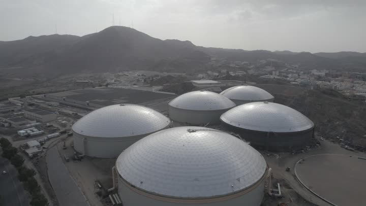 توفير وتأمين مياه الشرب للمواطنين،درون جوية لخزانات مياه البحر، تصوير علوي عامودي لصهاريج وخزانات المياه، وايتات الماء في المملكة العربية السعودية، تحلية مياه الشرب، لقطة جوية للجبال والأودية في مدينة الطائف