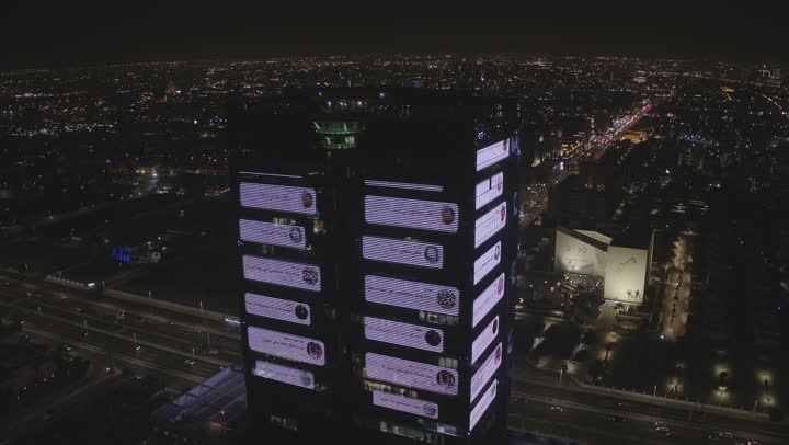 برج الشاشة في مدينة جدة، أكبر شاشة عرض إعلانات في العالم، تطوير أحياء وطرقات البلاد، حركة مرور السيارات في الشوارع في وقت الليل، النمو والتقدم العمراني في السعودية، الفن الهندسي المعماري للأبراج والمباني، شاشات الكترونية رقمية متطورة