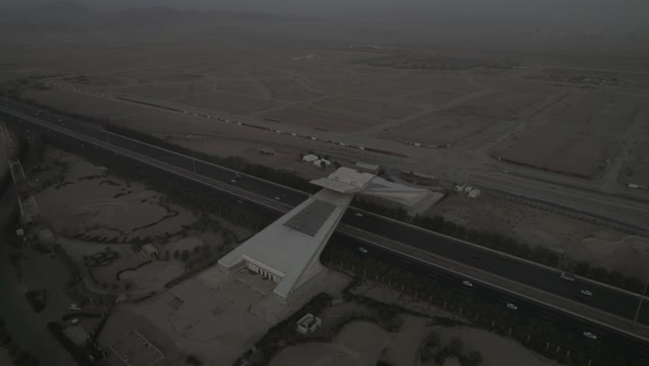 أماكن دينية مقدسة,  التصميم الفني الهندسي المعماري للمنشآت والمجسمات الاسلامية في مكة المكرمة, أبرز المعالم المشهورة في المملكة في وقت النهار, تصوير درون جوي لمجسم بوابة القرآن في مكة المكرمة على شكل المصحف الشريف, الطرقات المهيئة والمجهزة في المدن السعودية