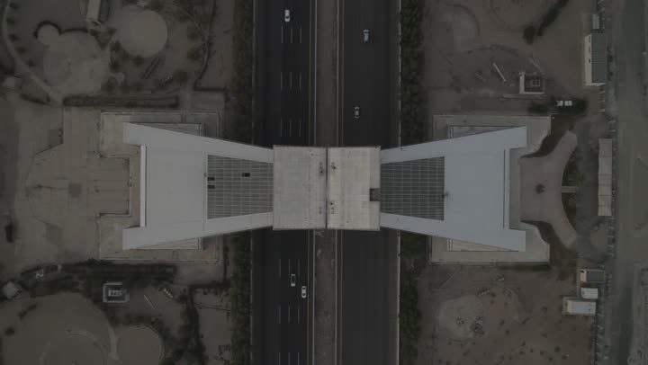 التصميم الفني الهندسي المعماري للمنشآت والمجسمات الاسلامية في مكة المكرمة, أبرز المعالم المشهورة في المملكة في وقت النهار, تصوير درون جوي لمجسم بوابة القرآن في مكة المكرمة على شكل المصحف الشريف, أماكن دينية مقدسة, الطرقات المهيئة والمجهزة في المدن السعودية