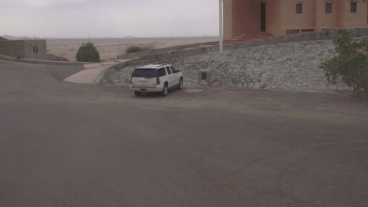 مغامرات سفاري على الكثبان الرملية، تصوير درون لقيادة سيارة الدودج وسط الصحراء، أنشطة صحراوية ممتعة، مغامرة شيقة على الرمال الذهبية الناعمة في صحاري المملكة العربية السعودية، الاستمتاع بممارسة الهوايات المفضلة،حركة عجلات السياره