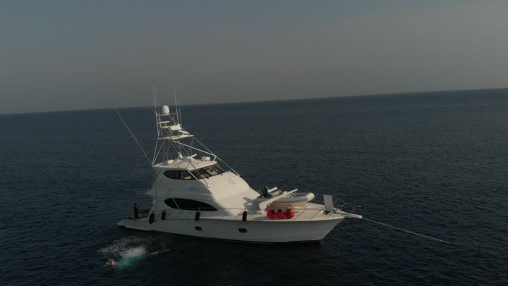 وسط البحر الأحمر تبحر السفن ، المتعة على الشواطئ الساحلية، المناظر الطبيعية المتميزة، مناطق سياحية مشهورة، تصوير درون للأمواج الهادئة في عرض مياه البحر الأحمر في المملكة العربية السعودية في الليل، الأماكن والمعالم السياحية الساحلية المشهورة