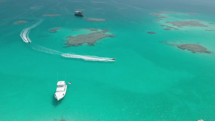 الأمواج البحرية الهادئة،  مناطق سياحية مشهورة، الأمواج المتلاطمة في عرض مياه البحر الأحمر في المملكة العربية السعودية، الاستمتاع على الشواطئ الساحلية، الأماكن والمعالم السياحية الساحلية المشهورة، تصوير درون جوي لحركة السفن وسط البحر الأحمر، المناظر الطبيعية المتميزة