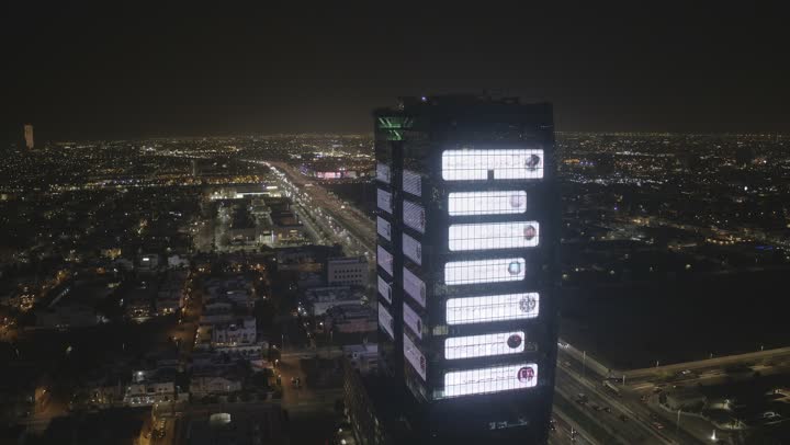 أكبر شاشة عرض إعلانات في العالم، تطوير أحياء وطرقات البلاد، برج الشاشة في مدينة جدة، حركة مرور السيارات في الشوارع في وقت الليل، النمو والتقدم العمراني في السعودية، الفن الهندسي المعماري للأبراج والمباني، شاشات الكترونية رقمية متطورة