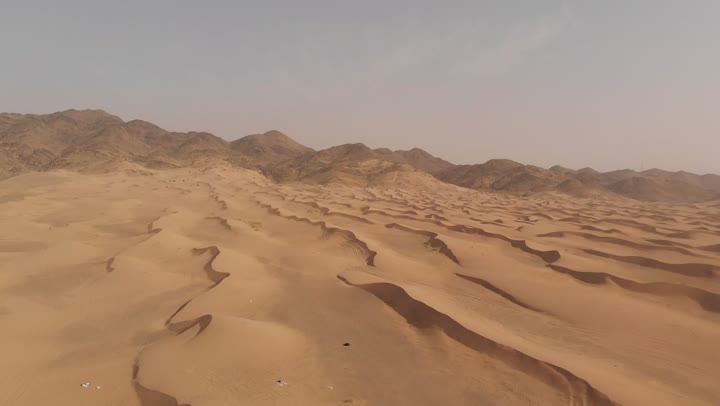 الجو القاسي والجاف في الأراضي القاحلة، قضاء أوقات في الصحراء برفقة الأصدقاء, المناظر الطبيعية والرمال الذهبية الناعمة في الصحراء، التكوينات والتشكلات الرملية في الصحاري، الكثبان الذهبية الناعمة والتضاريس الطبيعية في المملكة العربية السعودية، خلفية الطبيعة