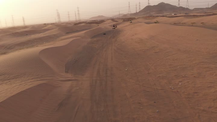 المناظر الطبيعية والرمال الذهبية الناعمة في الصحراء، التكوينات والتشكلات الرملية في الصحاري، الجو القاسي والجاف في الأراضي القاحلة، الكثبان الذهبية الناعمة والتضاريس الطبيعية في المملكة العربية السعودية، خلفية الطبيعة