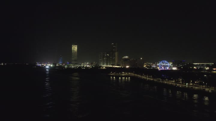 مدينة جده المضاءة في وقت الليل من الاعلى, عروس البحر الأحمر في المملكه العربيه السعوديه, تصوير درون جوي علوي لأحياء ومناطق جده المختلفه, الفن الهندسي المعماري للمباني والأبراج السكنية والتجارية، اماكن سياحية مشهورة في السعودية