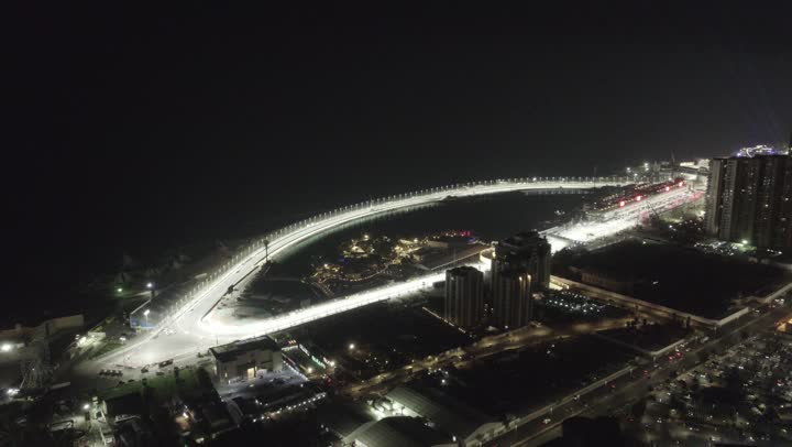 عروس البحر الأحمر في المملكه العربيه السعوديه,  مدينة جده المضاءة في وقت الليل من الاعلى, تصوير درون جوي علوي لأحياء ومناطق جده المختلفه, الفن الهندسي المعماري للمباني والأبراج السكنية والتجارية، اماكن سياحية مشهورة في السعودية