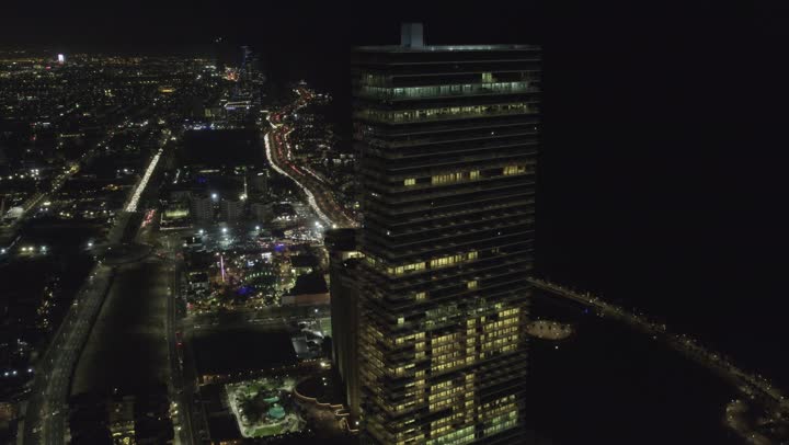 عروس البحر الأحمر في المملكه العربيه السعوديه,  مدينة جده المضاءة في وقت الليل من الاعلى, تصوير درون جوي علوي لأحياء ومناطق جده المختلفه, الفن الهندسي المعماري للمباني والأبراج السكنية والتجارية، اماكن سياحية مشهورة في السعودية