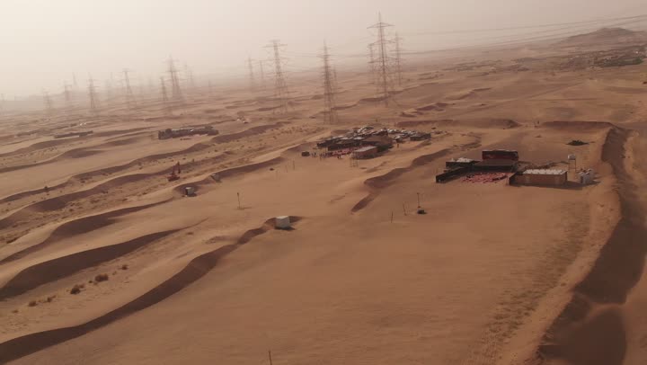 التكوينات والتشكلات الرملية في الصحاري، الجو القاسي والجاف في الأراضي القاحلة، قضاء أوقات في الصحراء برفقة الأصدقاء, المناظر الطبيعية والرمال الذهبية الناعمة في الصحراء، الكثبان الذهبية الناعمة والتضاريس الطبيعية في المملكة العربية السعودية، خلفية الطبيعة