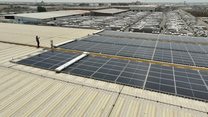 ستلايت مستقبل الطاقة، أنظمة هندسة الطاقة، التنمية والتطوير المستدامة لمصادر الطاقة المتجددة والنظيفة في السعودية، رؤية سعودية 2030، الخلايا الشمسية لتوليد الطاقة البديلة، تصوير درون لمجموعة من ألواح الطاقة الشمسية في مساحات واسعة، الطاقة المتجددة