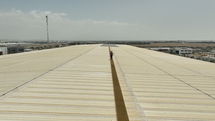 التنمية والتطوير المستدامة لمصادر الطاقة المتجددة والنظيفة في السعودية، رؤية سعودية 2030، الخلايا الشمسية لتوليد الطاقة البديلة، تصوير درون لمجموعة من ألواح الطاقة الشمسية في مساحات واسعة، ستلايت، مستقبل الطاقة، أنطمة هندسة الطاقة، الطاقة المتجددة