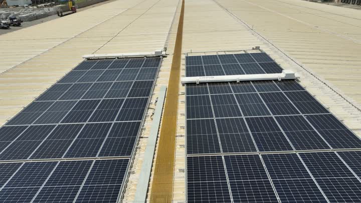 الخلايا الشمسية لتوليد الطاقة البديلة، رؤية سعودية 2030، التنمية والتطوير المستدامة لمصادر الطاقة المتجددة والنظيفة في السعودية، تصوير درون لمجموعة من ألواح الطاقة الشمسية في مساحات واسعة، ستلايت، مستقبل الطاقة، أنطمة هندسة الطاقة، الطاقة المتجددة