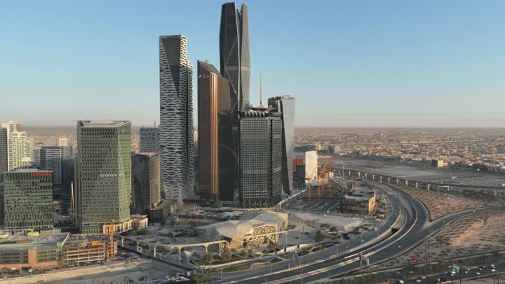 معالم التجارة المشهورة, النمو والتطور العمراني للفنادق وناطحات السحاب في المملكة العربية السعودية، الفن الهندسي المعماري للأبراج المالية والمنشآت الاقتصادية وقت النهار في العاصمة، تصوير درون  لمدينة الملك عبدالله الاقتصادية (كافيد)