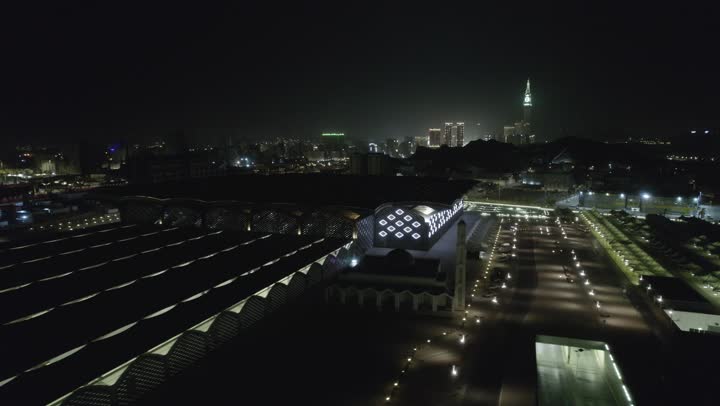 توفير وتسهيل خدمة التنقل في المملكة العربية السعودية، درون لمحطة قطار الحرمين السريع، خط كهربائي سريع يربط بين مكة المكرمة والمدينة المنورة، مكان ديني اسلامي مشهور, الفن الهندسي المعماري على الطراز الحديث لمحطات وسائل النقل والمواصلات