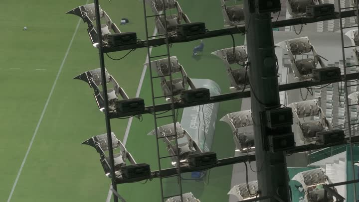 استاد الملك فهد الدولي لكرة القدم في المملكة العربية السعودية، ملاعب و أندية رياضية, مكان للتدريب والأنشطة الترفيهية، ممارسة هواية رياضة كره القدم، ملعب الخيمة في مدينة الرياض، ملعب كرة قدم عشب اخضر النادي الاهلي السعودي، التمارين والتدريبات الرياضية.