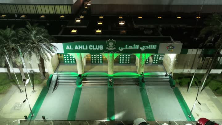 ملاعب و أندية رياضية, استاد الملك فهد الدولي لكرة القدم في المملكة العربية السعودية، مكان للتدريب والأنشطة الترفيهية، ممارسة هواية رياضة كره القدم، تصوير درون جوي لملعب كرة قدم عشب اخضر النادي الاهلي السعودي، التمارين والتدريبات الرياضية.